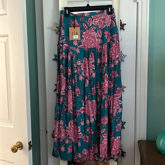 Anthropologie Dresses & Skirts - Anthropologie Able the Label elastic waist skirt in the most beautiful colors. S